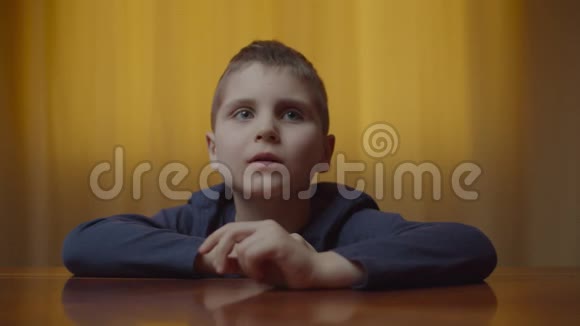 自闭症男孩坐在办公桌前表现情绪的肖像患有自闭症的孩子在家感到沮丧自闭症视频的预览图