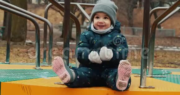 冬天一个小女孩在多伦多公园外面玩视频的预览图