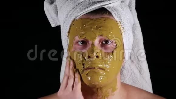 女人30年头上有一条毛巾脸上有一个恢复活力的面具视频的预览图