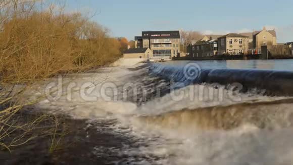 被洪水淹没的英国河流瀑布视频的预览图