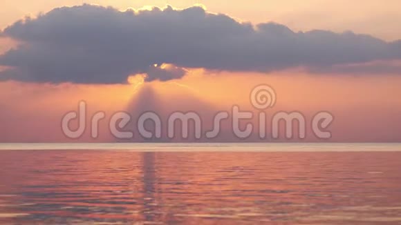 美丽的粉红色日落在海上视频的预览图