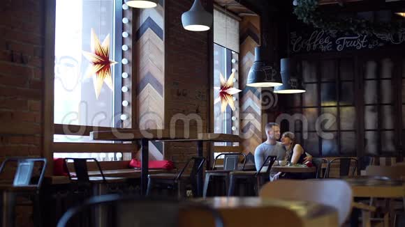年轻夫妇在咖啡馆的情人节约会视频的预览图