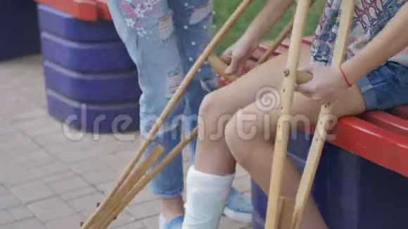 妈妈拄着拐杖用断腿扶着女儿走在街上视频的预览图
