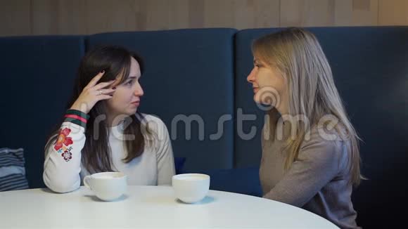 女朋友在咖啡店聊天视频的预览图