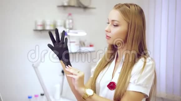 美丽性感美容师医生做空气亲吻视频的预览图