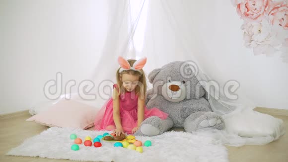 可爱的小女孩和家里的复活节彩蛋视频的预览图
