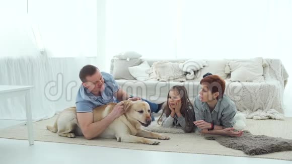 有宠物的幸福家庭在家休息视频的预览图