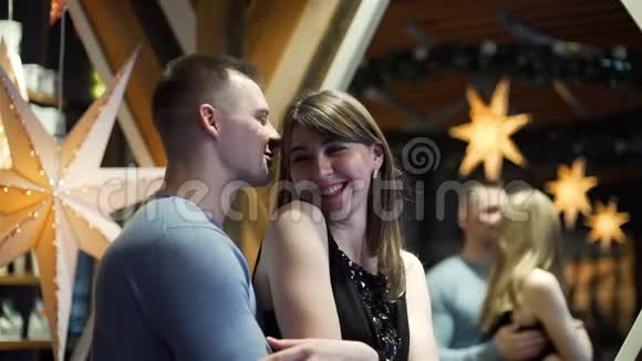 幸福的夫妻在咖啡厅欢笑拥抱视频的预览图