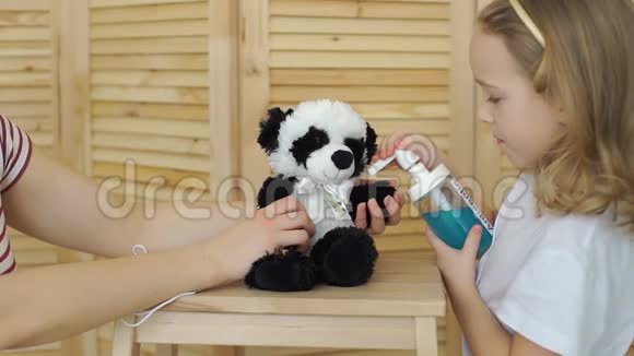 玩具熊猫上涂防腐胶的小女孩视频的预览图