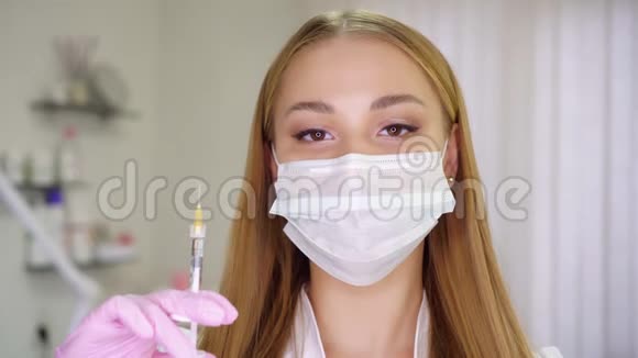 年轻漂亮的女美容医生拿着注射器视频的预览图