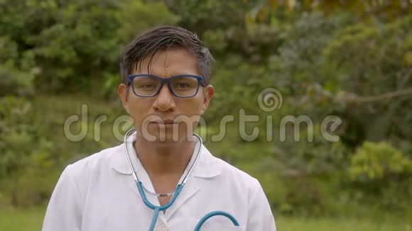 医生成为一名土著医生视频的预览图