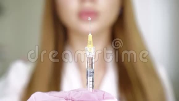 女医生美容师拿着注射器注射特写视频的预览图