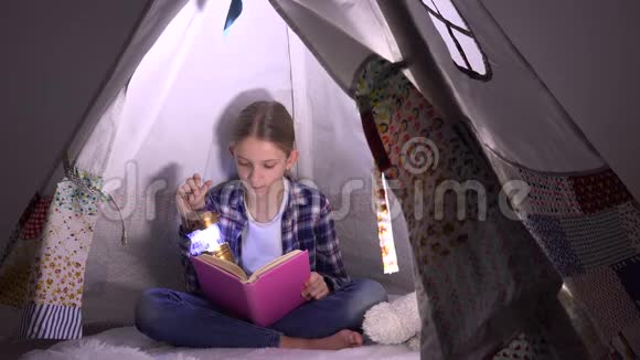 孩子读书孩子晚上学习孩子在游戏室玩耍在帐篷里学习视频的预览图