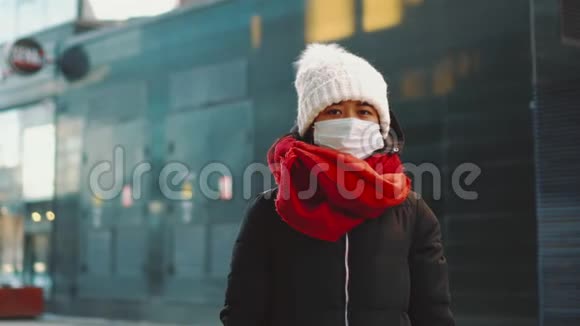 被隔离的空城女孩戴着面具冠状病毒流行视频的预览图
