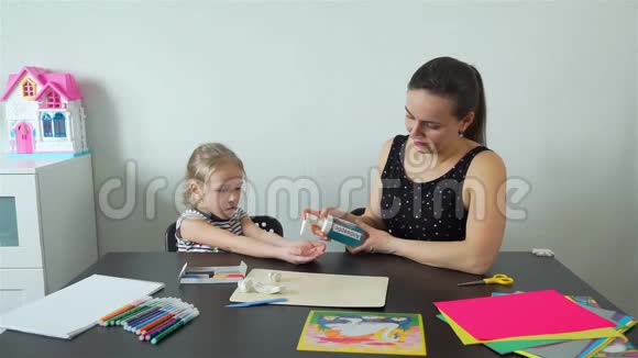 女伴妈妈在手工制作前涂防腐剂视频的预览图