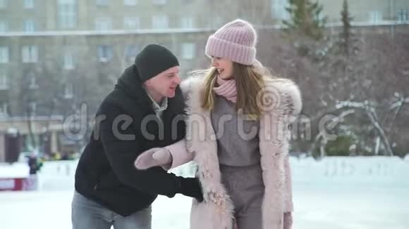 在冰城溜冰场上接近情侣滑冰视频的预览图