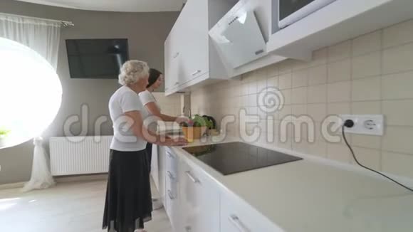 孙女和奶奶一起做饭视频的预览图