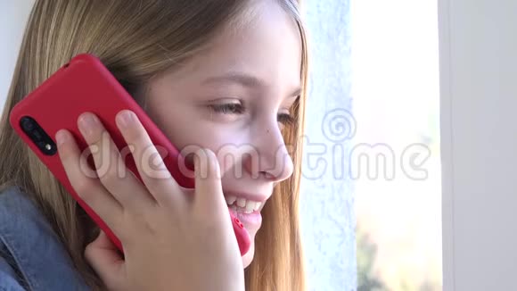 儿童使用智能手机儿童使用智能手机少女与父母沟通科技视频的预览图