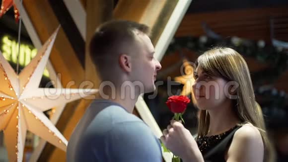 浪漫情人在咖啡店约会视频的预览图