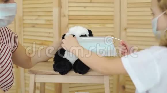 玩具熊猫戴保护面罩的小女孩视频的预览图