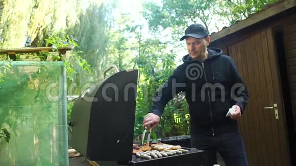 男士烧烤烧烤户外食品视频的预览图