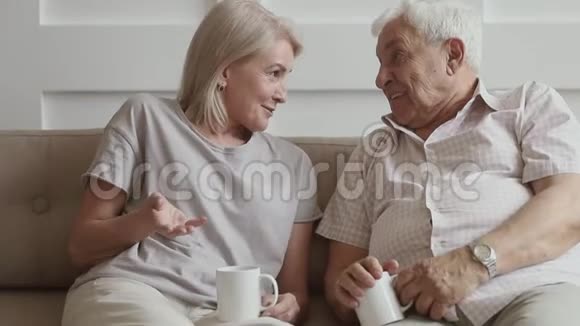 快乐的老两口说着笑一起喝茶视频的预览图