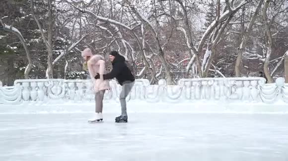 活跃的年轻夫妇溜冰场视频的预览图