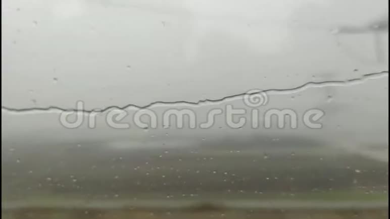 中国高铁车窗外的雨水视频的预览图