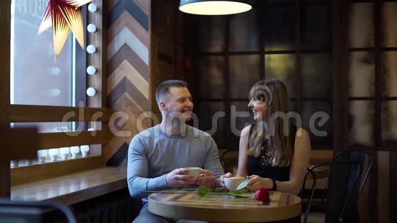 小幸福夫妇在咖啡厅喝咖啡视频的预览图