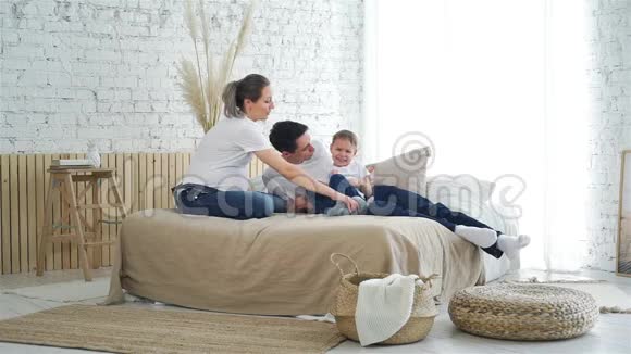 怀孕母亲在床上享受家庭乐趣视频的预览图