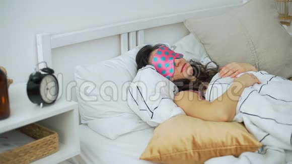 睡女人倒着闹钟视频的预览图