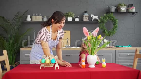 母亲和女儿装饰复活节餐桌视频的预览图