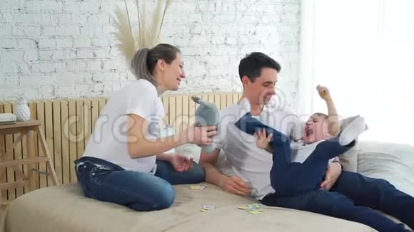 怀孕母亲与丈夫和儿子在一起玩视频的预览图