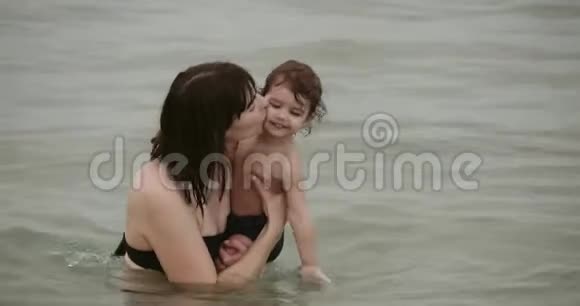 妈妈和小女孩在海滩上玩得很开心视频的预览图