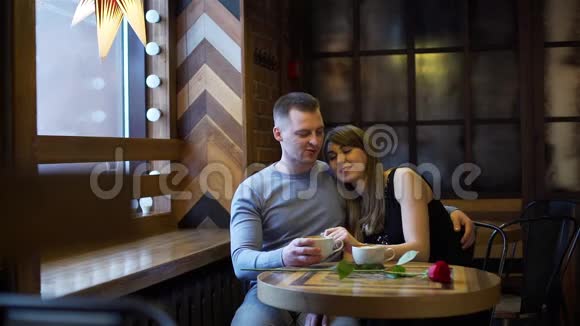 年轻人和女人在咖啡店约会视频的预览图