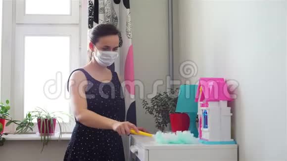 医用口罩擦拭灰尘的女人视频的预览图