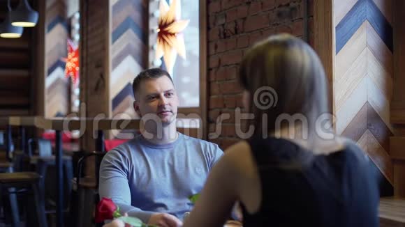 爱的夫妻在咖啡店聊天视频的预览图