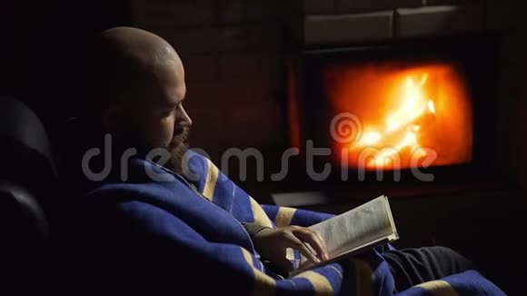 概念潮舒适的冬夜人在壁炉旁取暖视频的预览图