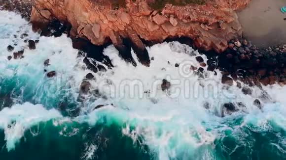 海溅在岩石海岸上视频的预览图