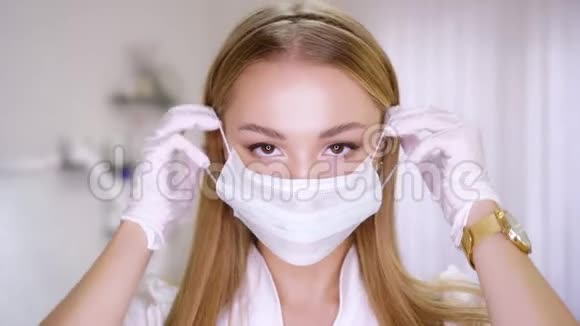 戴医疗面具的美丽女医生或护士的肖像视频的预览图