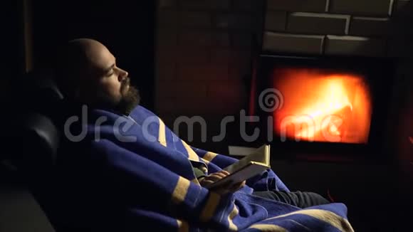 长胡子的人睡在壁炉附近的摇椅上湿度概念视频的预览图