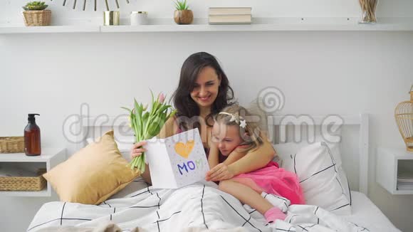 小女孩在床上祝贺她妈妈视频的预览图