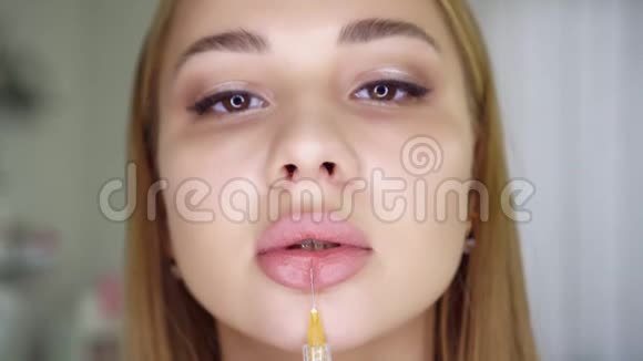 年轻性感的女人拿着注射器注射美容护肤视频的预览图