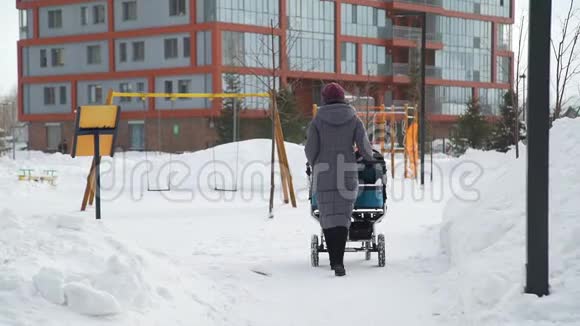 冬季双托辊行走妇女视频的预览图