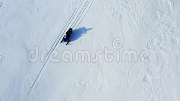 在靠近AtoklintentenJoesjoLapplandNorthern的冬季山区驾驶雪车视频的预览图