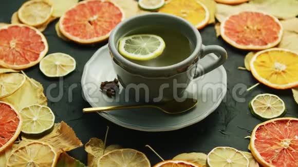 一杯柠檬茶和勺子茶视频的预览图