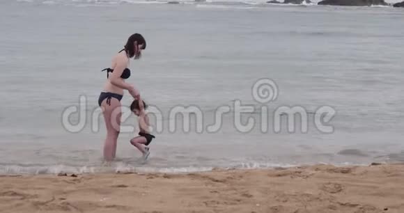 妈妈和小女孩在海滩上玩得很开心视频的预览图