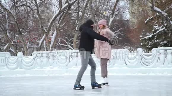 一对在户外滑冰的情侣视频的预览图