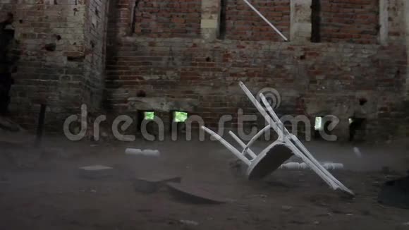 破碎的旧房间视频的预览图