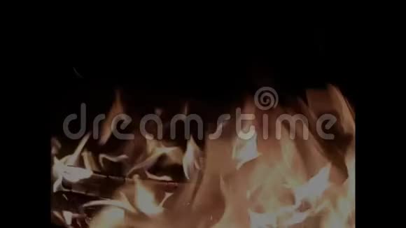 在风中燃烧火焰视频的预览图